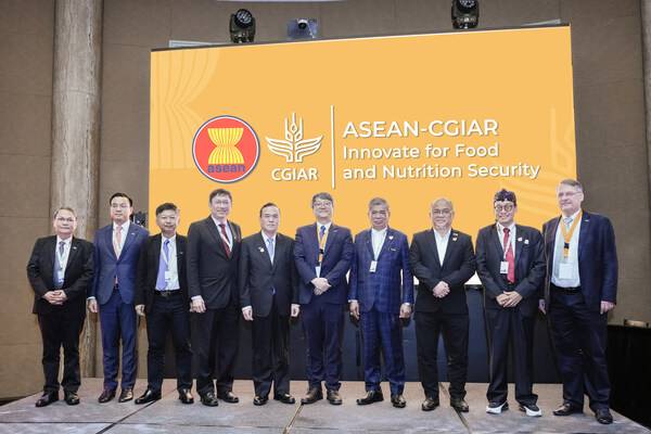 (L-R): Assistant Secretary Noel Padre (Philippines); Secretary of State Prak David (Cambodia); Director General Kyaw Swe Lin (Head: Myanmar); Senior Director Kevin Khng (Singapore); Deputy Minister Thongpath Vongmany (Lao PDR); Dr. Jongsoo Shin, ASEAN-CGIAR Program Director; H.E. Minister Datuk Seri Mohamad Sabu (Malaysia); H.E. Minister Datuk Dr. Abdul Manaf Metussin (Brunei Darussalam); Director General Prof. Dedi Nursyamsi (Indonesia); and Dr. Stephan Weise, ASEAN-CGIAR Program Co-Director.