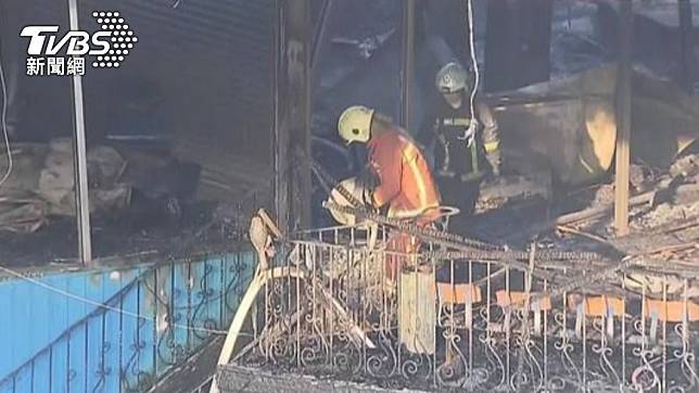新屋保齡球館失火造成6消防員喪命。（圖／TVBS資料畫面）
