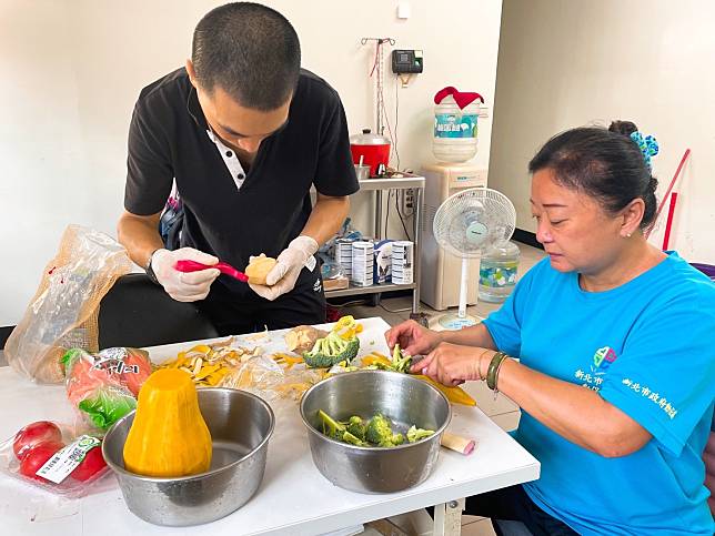 八里動物之家動保員寵愛毛寶貝DIY做鮮食。   圖：新北市動保處提供