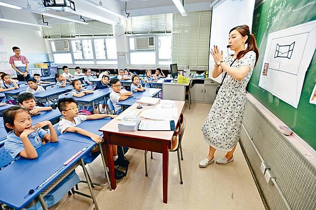 ■據悉，當局以三至五年時間，考慮全面落實中小學教師學位化，解決同工不同酬的問題。