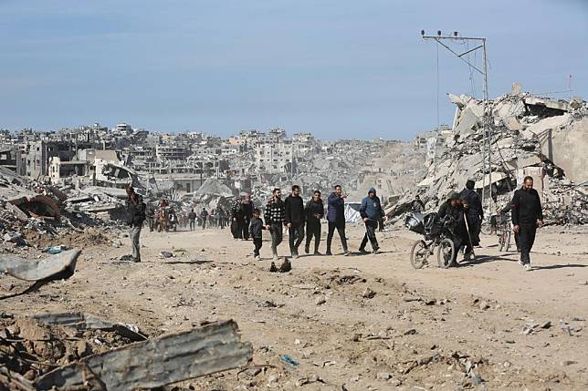 Palestinians are pictured on their way back to north Gaza Strip, in Gaza City, on Jan. 21, 2025. (Photo by Abdul Rahman Salama/Xinhua)