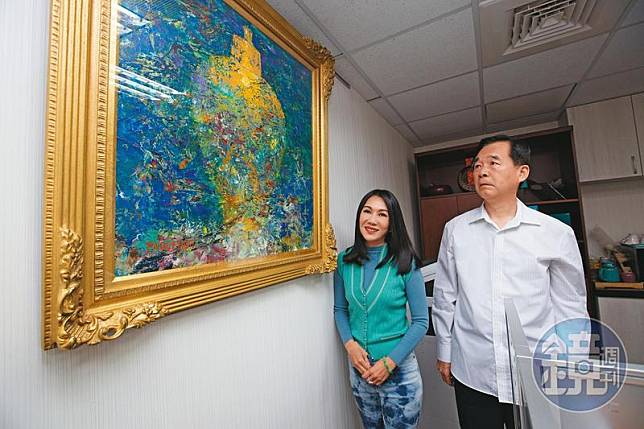 王應傑（右）的中佳電力辦公室牆上，就掛著一幅胡寶莉（左）的畫作，畫中是一座象徵「王」的寶瓶。