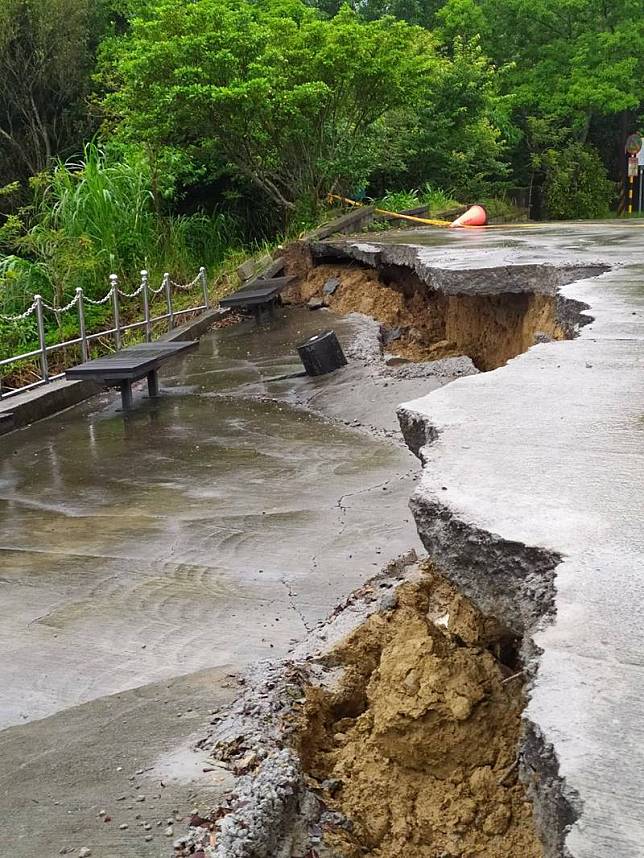 梅雨一波波，新竹縣寶山水庫大壩旁廣場，在連日下雨後，被居民發現廣場地基崩裂掏空、下陷，縣議員邱振瑋憂心下陷深度持續擴大，恐有地層崩塌危及水庫的疑慮，目前已緊急拉起封鎖線。(邱振瑋提供)