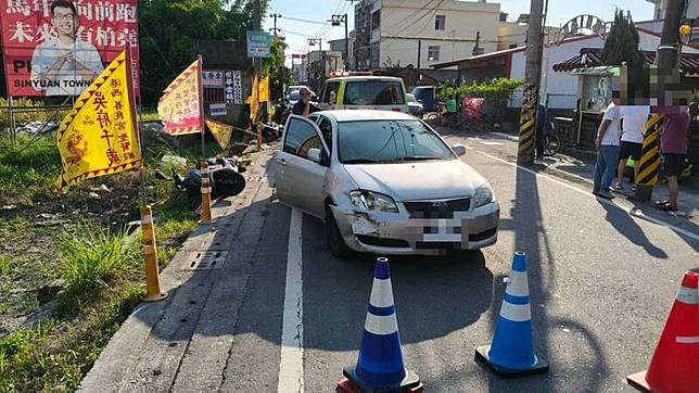 新園鄉港西村善良宮前昨天發生自撞車禍。(警方提供)
