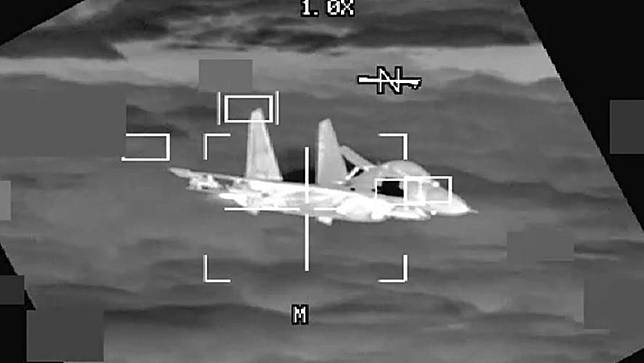 美國軍方公布本週一架解放軍機逼近美軍轟炸機只有3公尺的影像。畫面截圖