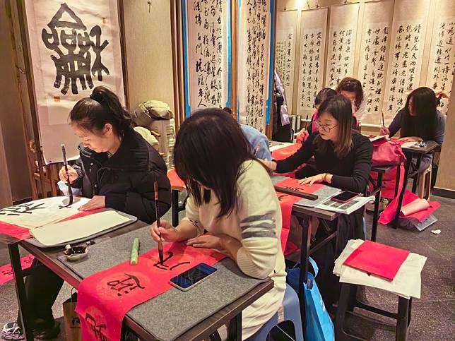 People learn Chinese calligraphy at a night school in Taiyuan, north China's Shanxi Province, Jan. 11, 2025. (Xinhua/Li Ziwei)