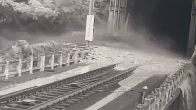 台鐵花蓮清水段21日發生土石流入侵軌道，導致一輛自強號列車出軌。（翻攝畫面）