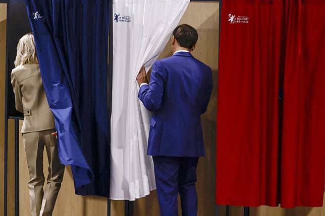 法國國會首輪選舉6月30日登場，總統馬克宏（Emmanuel Macron）出門投票。（AP）