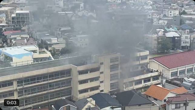 位於日本東京都北區的一間小學今上午驚傳火警，火勢從4樓的音樂教室冒出後持續延燒，一度傳出有3名學童受困，警消獲報已趕往救援，目前傳出有9人被送醫。(圖擷自X)
