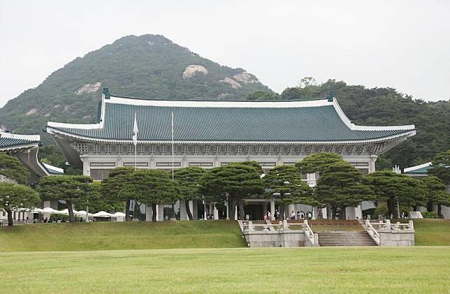 People visit Cheong Wa Dae in Seoul, South Korea, on May 24, 2024. (Xinhua/Yao Qilin)