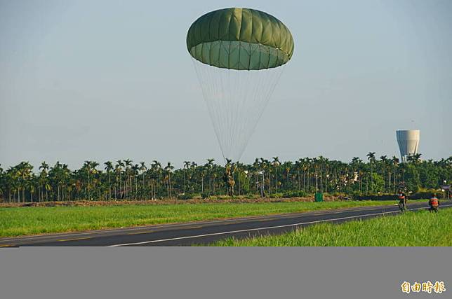 特戰官兵空降展現國軍訓練，與新聞事件無關。(記者陳彥廷攝)