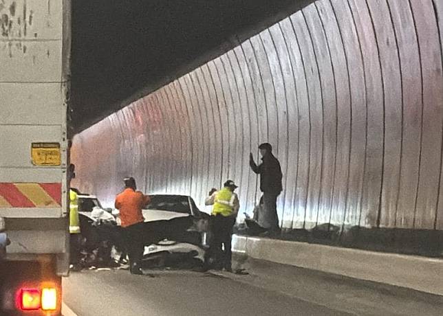 涉事私家車停於往沙田方向行車線。