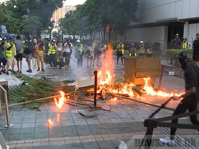 示威者點起火頭，並焚燒雜物。（鄭鈞祺攝）
