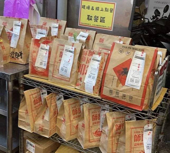 負責人PO照表示，外送平台系統在晚上11點就自動關閉所有訂單，造成先前做好的訂單完全沒有外送員送，等於要全部報廢。(取自Threads@fukuhsieh)