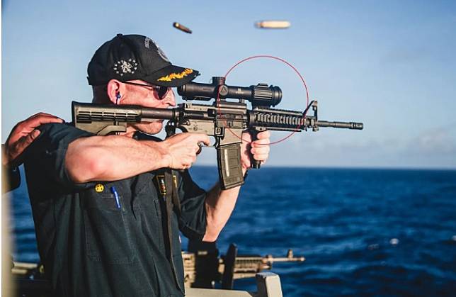 美國「約翰·S·麥凱恩」號導彈驅逐艦艦長亞斯特因為持槍射擊照鬧烏龍，不但瞄準鏡裝反、連保護蓋都沒開，惹來網友嘲笑。 圖 : 翻攝自US Navy