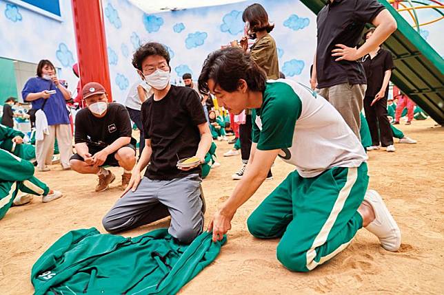 黃東赫（左）執導、李政宰（右）主演的《魷魚遊戲》在全球掀熱潮，目前正在籌拍第2、3季。（Netflix提供）