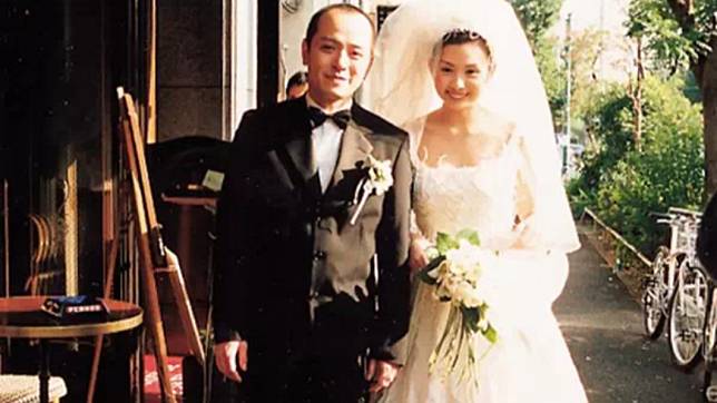 邱淑貞於1999與香港時裝I.T集團創辦人沈嘉偉結婚。（圖／翻攝自邱淑貞後援會微博）