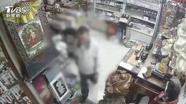 嫌犯闖進佛具店辦公室竊取皮夾。（圖TVBS）