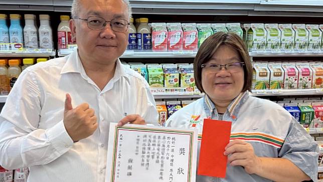 自費換電池助老奶奶修復血壓計，小七店員獲統一超商頒發獎金。翻攝Threads/7eleventw