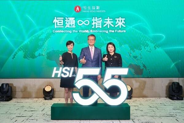 The Honourable Paul Chan Mo-po, Financial Secretary of the Government of the Hong Kong Special Administrative Region (middle); Diana Cesar, Executive Director and Chief Executive of Hang Seng Bank (left) and Anita Mo, Director and Chief Executive Officer of Hang Seng Indexes Company (right), officiated at the 55th Anniversary of Hang Seng Index’s cocktail reception.