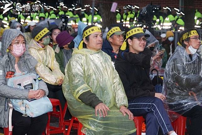 多個民團日前發起「冬季青鳥在台北」活動，聚集在立院外抗議藍白通過3大法案。（蔡親傑攝）