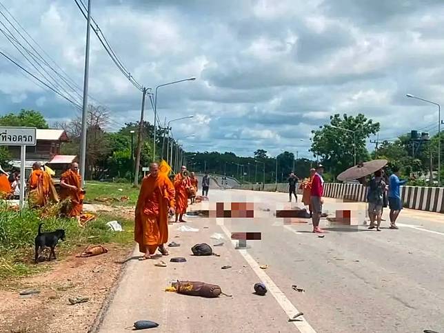 ▲泰國東北部穆達漢府（Mukdahan）今（2）日發生一起重大死亡車禍，一名年僅11歲的男童，私自開走父母的皮卡貨車上路，結果失控高速撞向路邊正在進行朝聖的僧侶隊伍，造成8名僧侶不幸身亡。（圖／翻攝自Udonthani Update臉書）