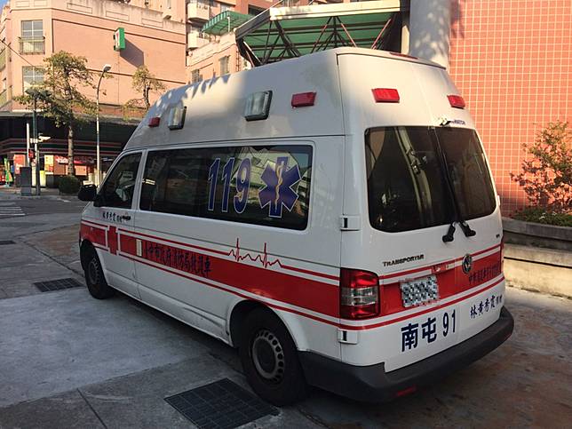 高雄一間生命禮儀社涉嫌在救護車底盤裝AirTag追蹤器，藉此搶先接觸死者家屬拉生意。（示意圖，台中市消防局提供）