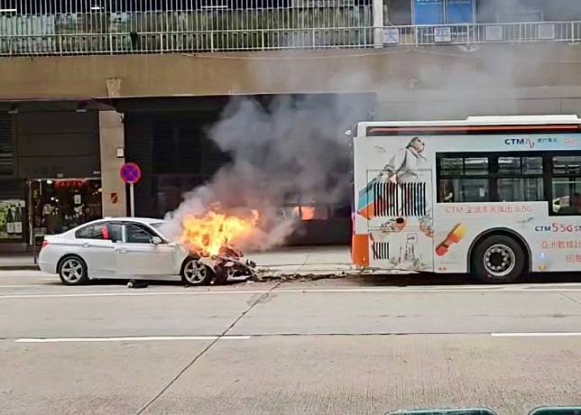 網圖顯示，肇事私家車車頭一度起火。