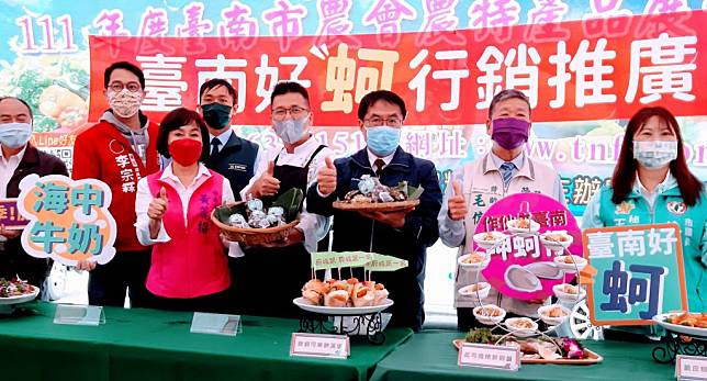 台南市長黃偉哲（右三）在假日農市推廣產地直送尚青ㄟ國產牡蠣。  （記者羅玉如攝）