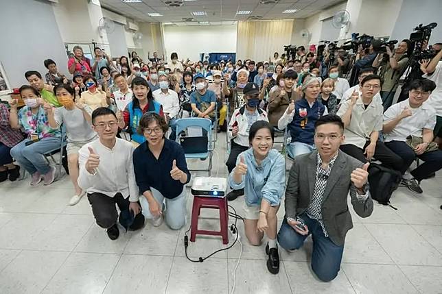 國民黨立委徐巧芯7日舉辦「松信進行式」反罷免活動。（圖／翻攝侯漢廷臉書）