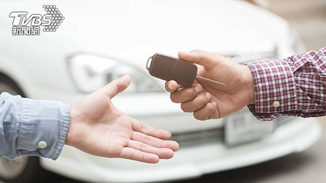 網友購入二手車，卻發現前車主遺留的平安符。（示意圖，非當事人／shutterstock達志影像）