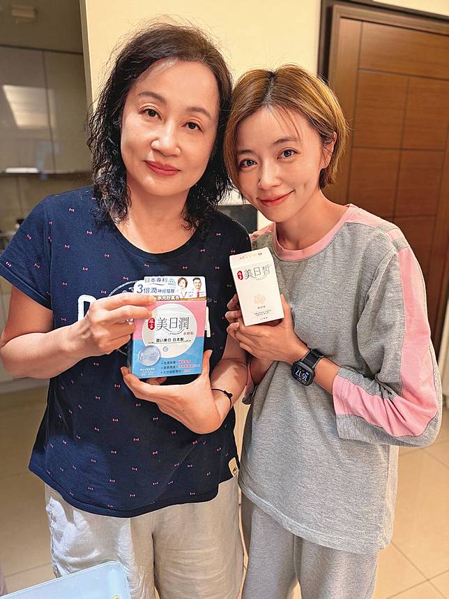 王瞳（右）孝順媽媽（左），是家裡的經濟支柱，也因此財務壓力頗大，兩人還一起做業配。（翻攝自王瞳臉書）
