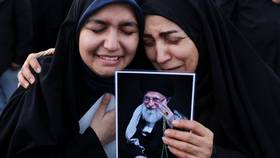 2026年3月1日，伊朗民眾聚集在德黑蘭，哀悼最高領袖哈米尼在美國及以色列攻擊中喪命。路透社