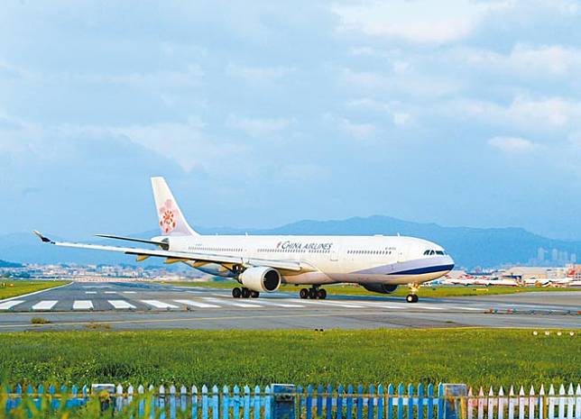 一架空中巴士A330自上海浦東抵松山機場時，著陸瞬間3套電腦系統、自動剎車同時失靈，只差9.1公尺就衝出跑道。圖為A330客機。（本報資料照片）