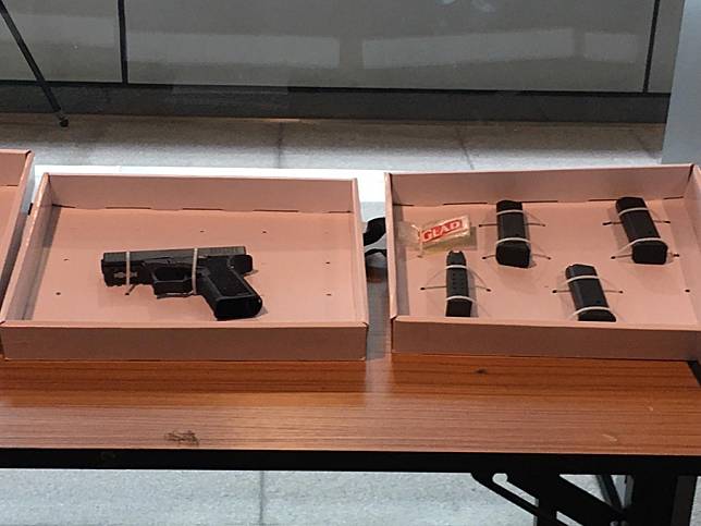 警方昨日在行動中檢獲一批武器，包括半自動手槍及子彈。（港台圖片）