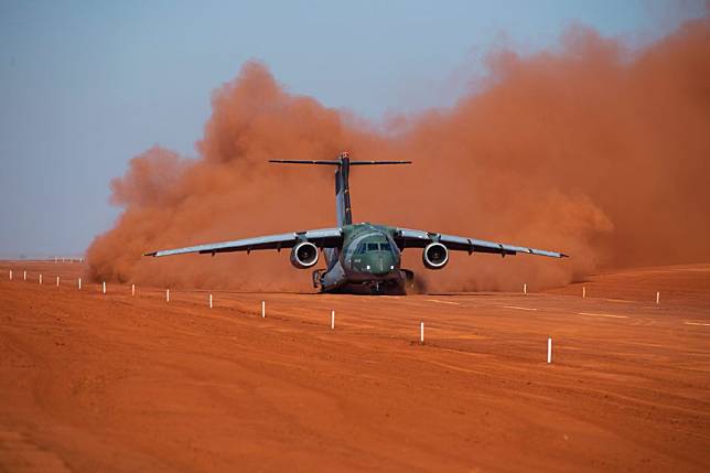 巴西KC-390運輸機測試從紅土與礫石的粗略跑道起飛。   圖：翻攝Embraer官網