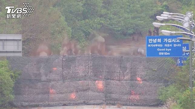 北韓挖數十坑洞，上演炸斷兩韓連接道路爆破秀。(圖／達志影像路透社)