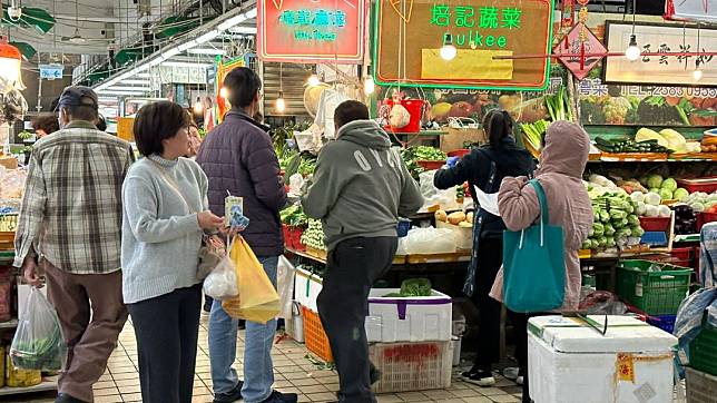 九龍城街市早上已有巿民買食材做冬　歐朗欣攝