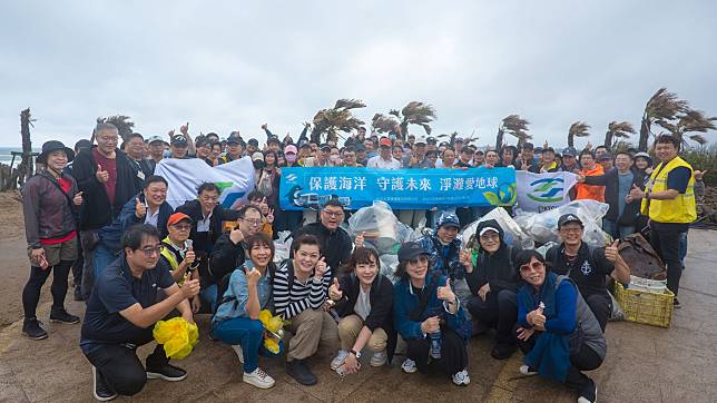 臺北捷運公司企業工會與臺北捷運公司中角灣淨灘大合照