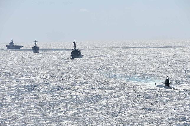 美日共3艘水面艦和1艘潛艦16日在南海進行反潛聯合演練。   圖：翻攝防衛省 海上自衛隊推特