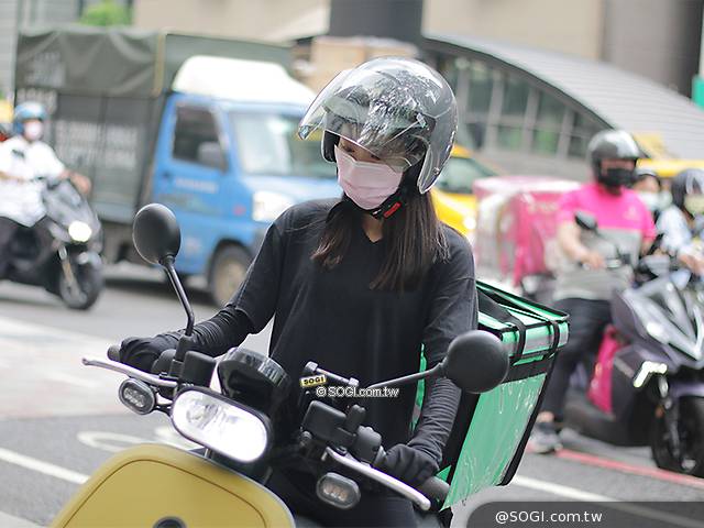 梅雨季來臨！防水手機怎麼挑？2023機車外送族購機攻略一次看