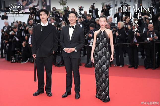 周冬雨(右起)、導演陳哲藝和劉昊然在坎城出席《燃冬》首映。(翻攝自微博)