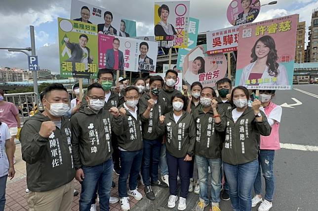 蔡適應與基隆隊成員一早共同在基隆火車站前的忠一路人行道，向搭車 通勤的朋友問候、道早安。（圖／蔡適應競選辦公室提供）