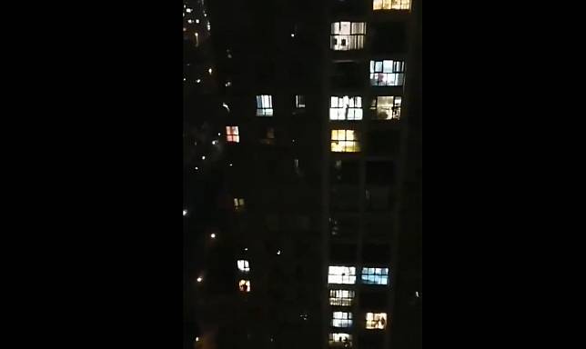 成都郫都區1個社區被封鎖，居民入夜後透過在家中陽台、窗戶互相高歌為彼此打氣。   圖：翻攝推特
