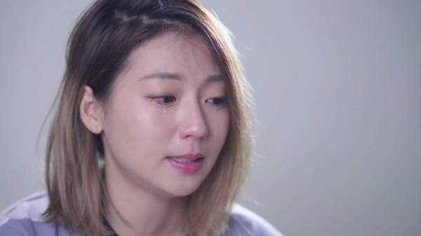 26歲的吳尚樺在韓國瑜推出最新的官方廣告《孩子回家紀實篇》中，表示爺爺奶奶過世，自己都待在台北，無法陪親人最後一段時間，對此感傷落淚。(圖擷取自YouTube)