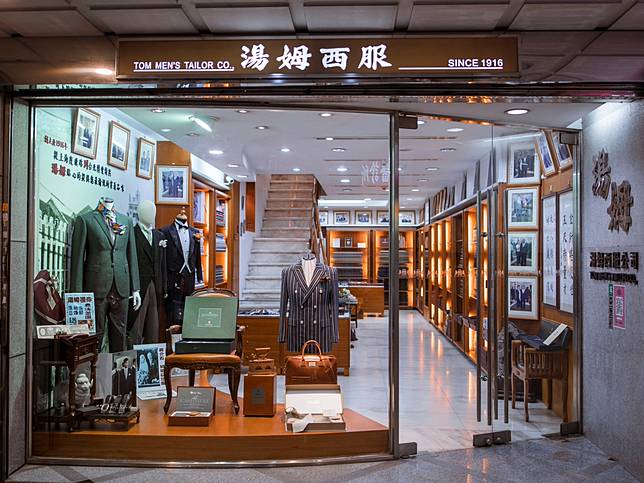 ▲「湯姆西服」傳承中國旗袍美學，為西服設計貼身腰線，並以襲自蘇繡工藝的精細手縫，縫出老中國的新時代。(圖/臺北市政府)