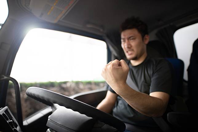 妻子不願意學駕車，將他當成免費的司機，常常需要他開車接送或者被當作私人速遞員