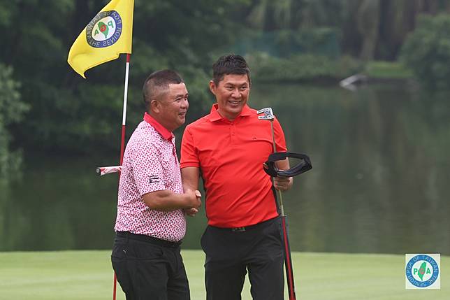連騼森(右)最後三洞都平標準桿，最終後來居上，以險勝1桿奪冠。大會提供