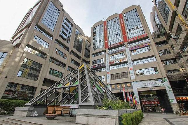 台中東協廣場14日晚間傳出警方驅趕移民，作者說明因移民中有人喧嘩及喝酒鬧事的疑慮，附近居民才檢舉，希望警方能夠出面處理，並非差別待遇。（作者提供）