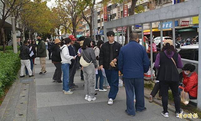 台中罷免藍委氣氛熱烈，今天在南屯擺攤，吸引許多民眾來簽署。(記者陳建志攝)